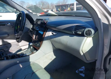 2004 Mercedes-Benz C 240 z USA, uszkodzony, nr VIN WDBRF61J14E018790